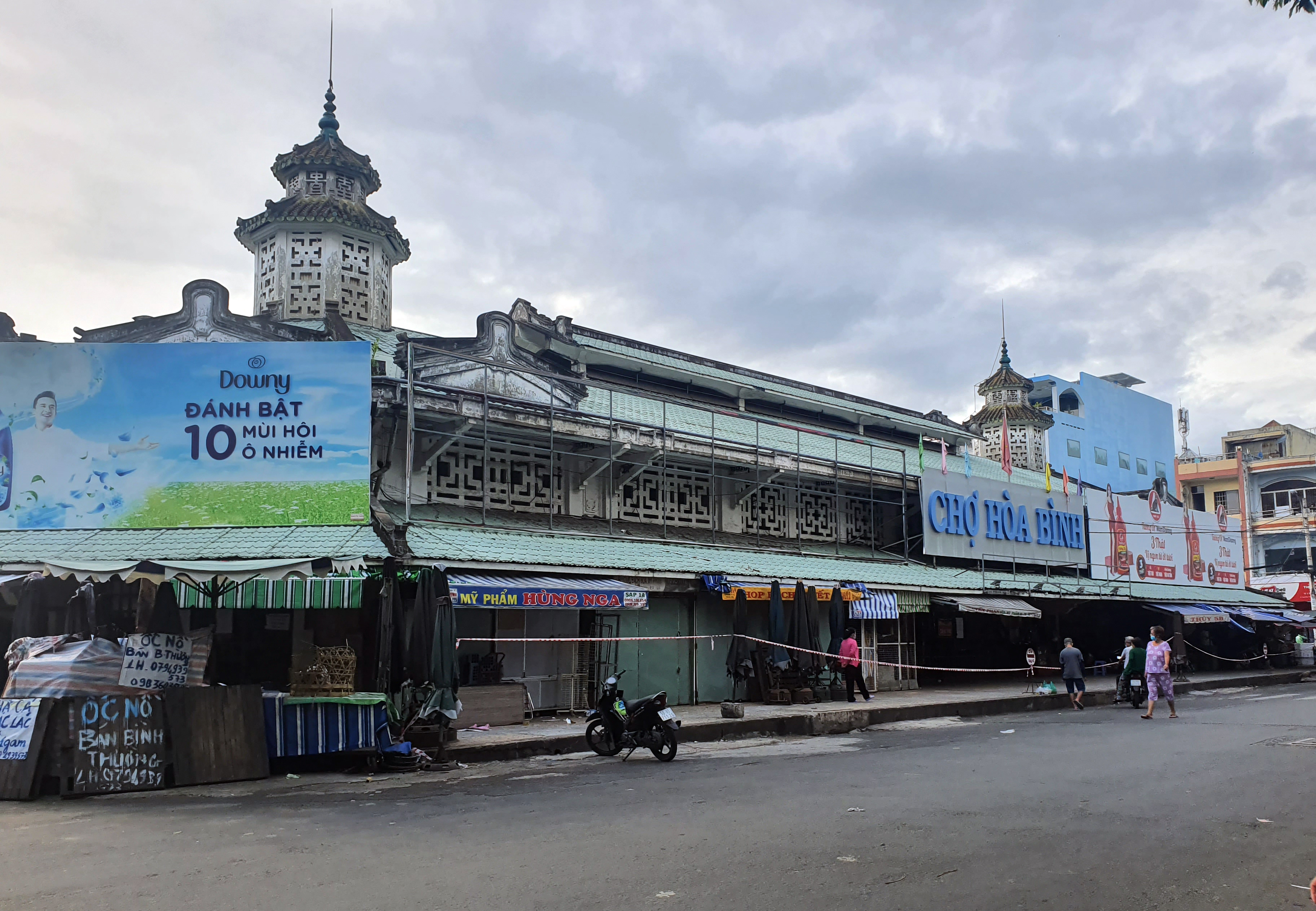 Hình ảnh “sống chậm” ở chợ cổ Hòa Bình, quận 5.